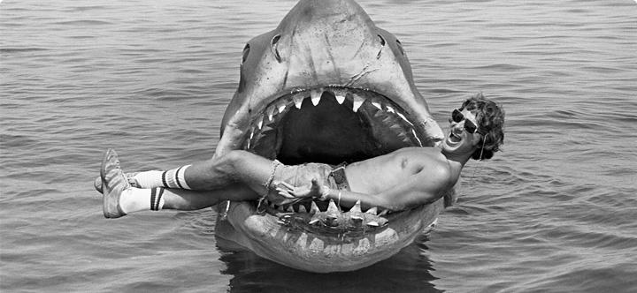 Steven Spielberg et Bruce sur le plateau de Jaws. Photo de mptvimages.com