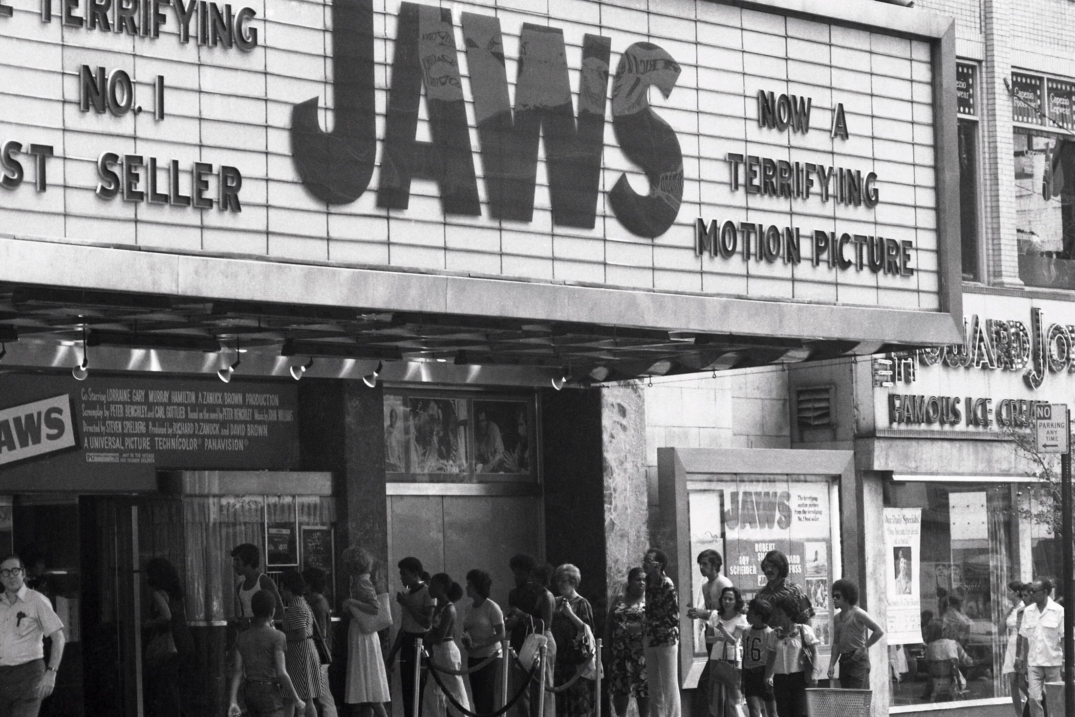 Les spectateurs faisaient la queue pour voir Jaws en 1975. Image courtesy: Getty